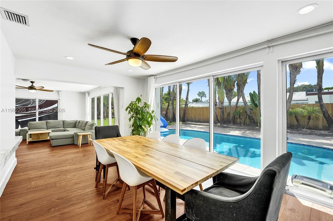 Vendido Recientemente: $1,690,000 (6 camas, 3 baños, 3405 Pies cuadrados)