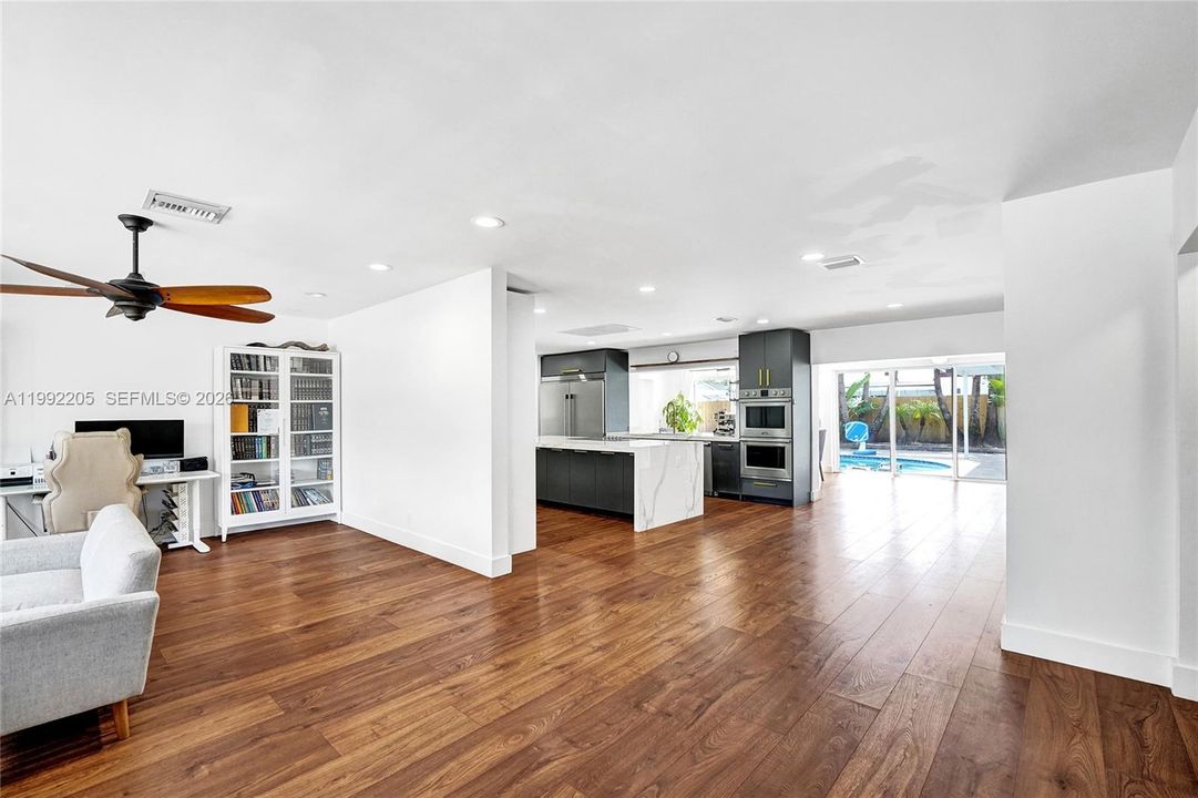 Vendido Recientemente: $1,690,000 (6 camas, 3 baños, 3405 Pies cuadrados)