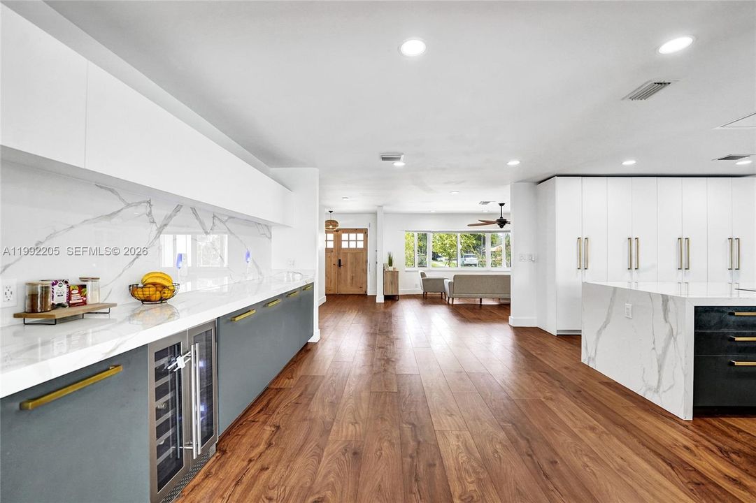 Vendido Recientemente: $1,690,000 (6 camas, 3 baños, 3405 Pies cuadrados)