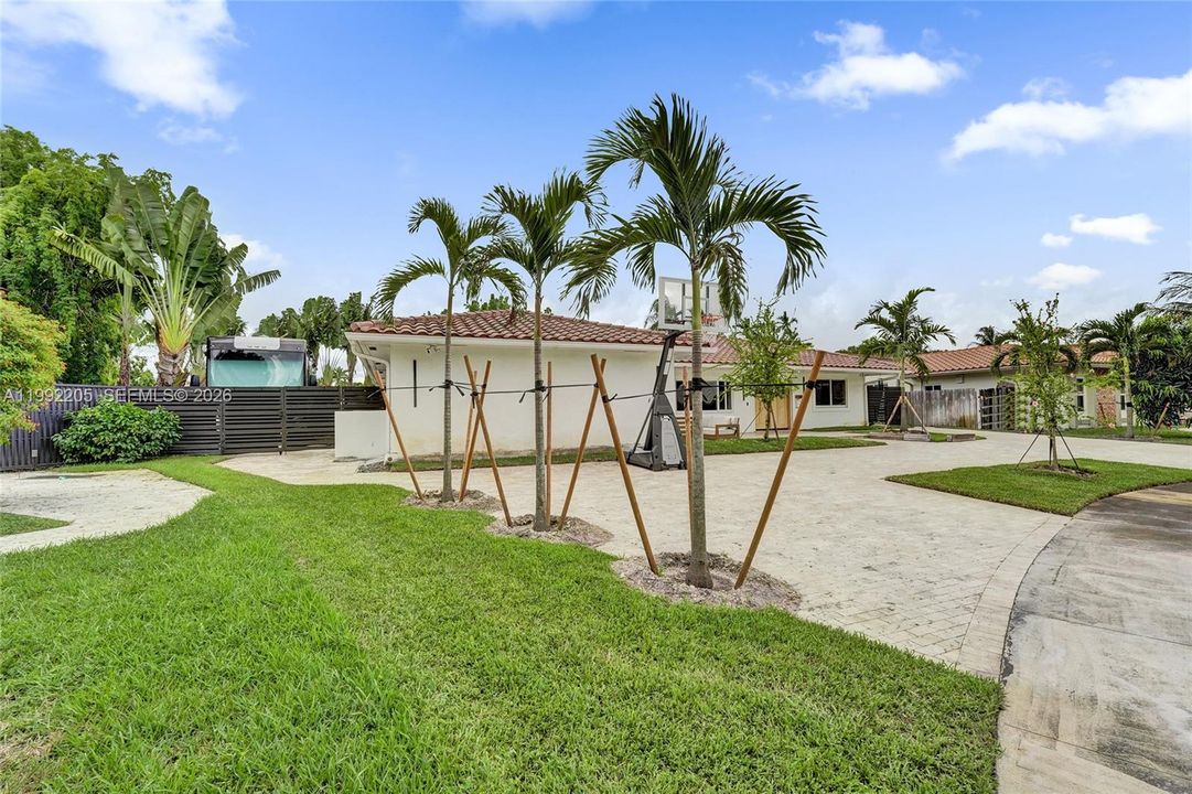 Vendido Recientemente: $1,690,000 (6 camas, 3 baños, 3405 Pies cuadrados)