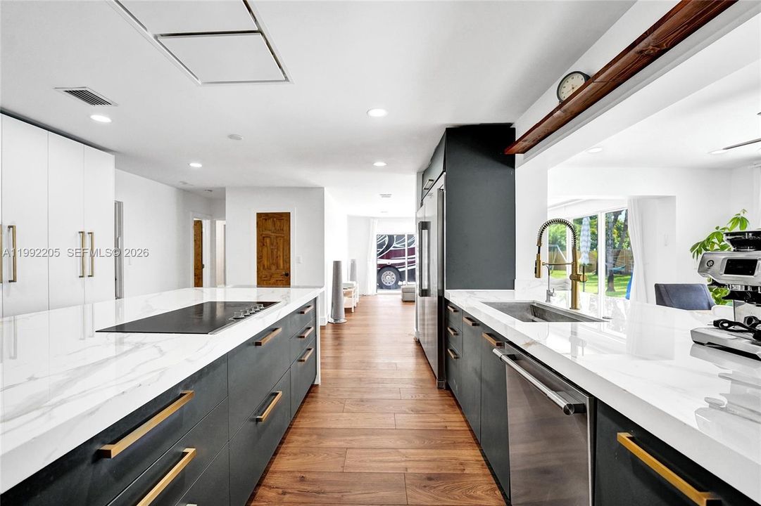 Vendido Recientemente: $1,690,000 (6 camas, 3 baños, 3405 Pies cuadrados)