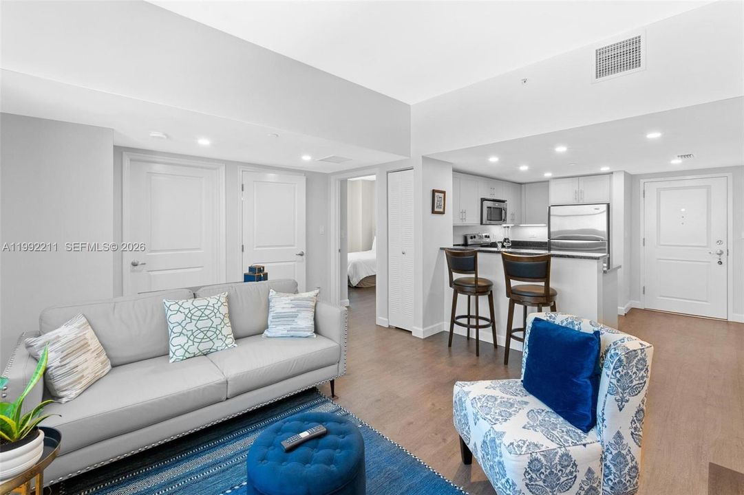 For Sale: $310,000 (2 beds, 1 baths, 787 Square Feet)