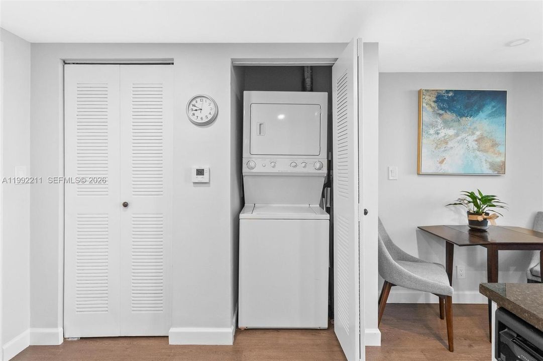 For Sale: $310,000 (2 beds, 1 baths, 787 Square Feet)
