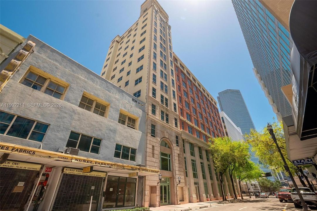 For Sale: $310,000 (2 beds, 1 baths, 787 Square Feet)