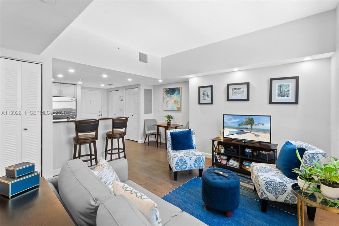 For Sale: $310,000 (2 beds, 1 baths, 787 Square Feet)