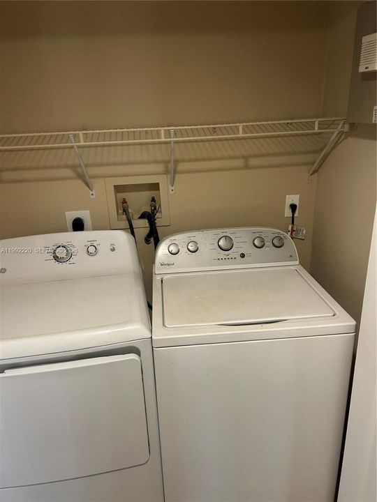 Activo con contrato: $1,900 (2 camas, 2 baños, 1026 Pies cuadrados)
