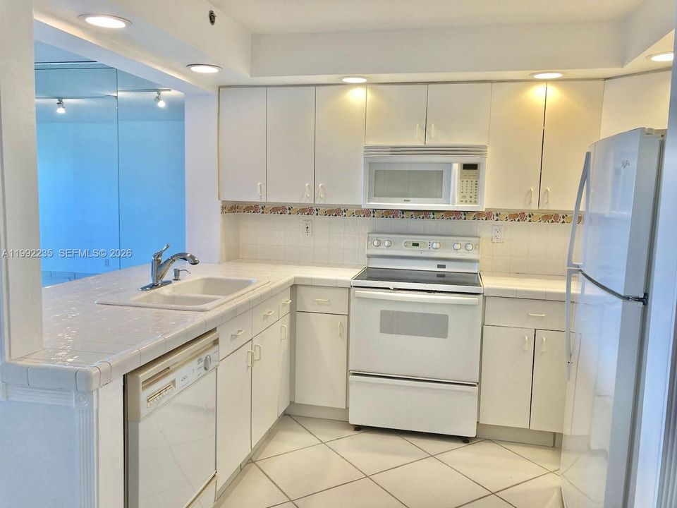 Active With Contract: $4,000 (1 beds, 2 baths, 861 Square Feet)