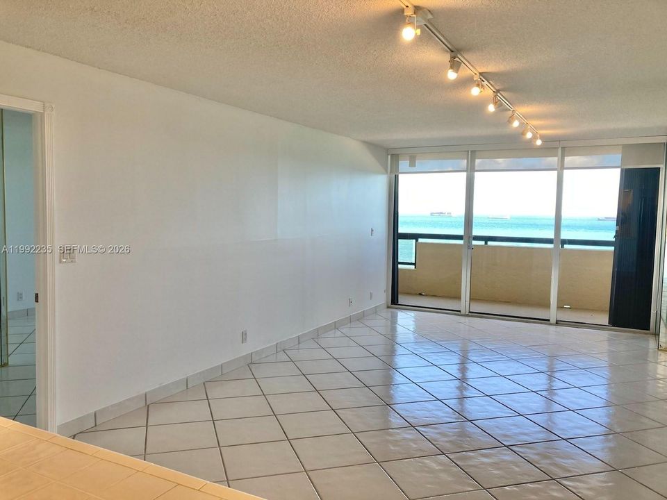Active With Contract: $4,000 (1 beds, 2 baths, 861 Square Feet)