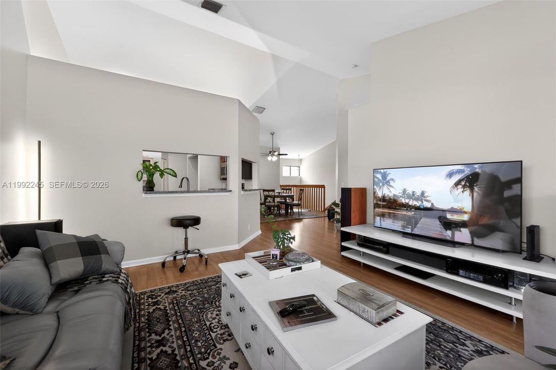 Activo con contrato: $215,000 (2 camas, 2 baños, 1054 Pies cuadrados)