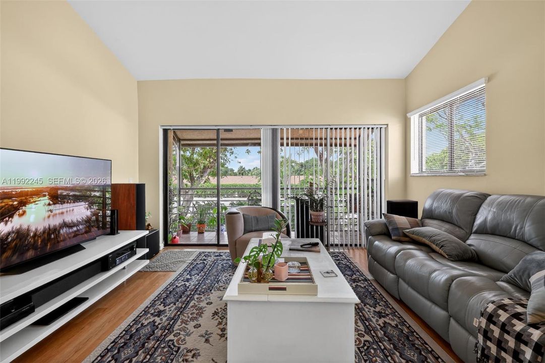 Activo con contrato: $215,000 (2 camas, 2 baños, 1054 Pies cuadrados)