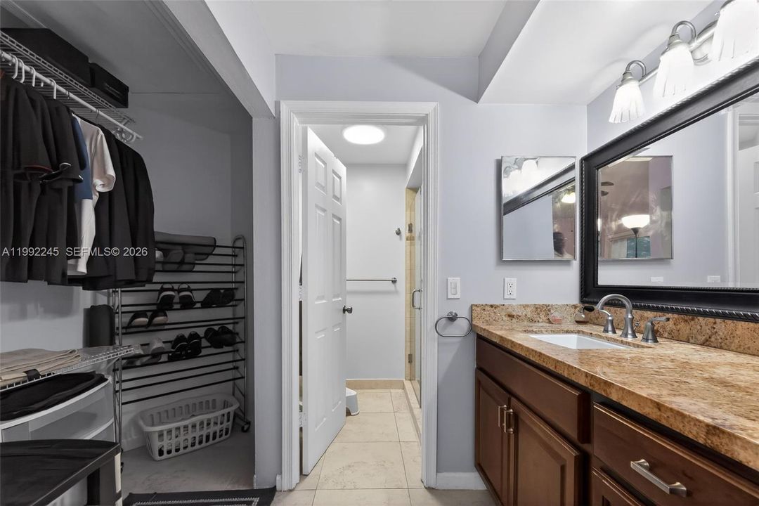 Activo con contrato: $215,000 (2 camas, 2 baños, 1054 Pies cuadrados)