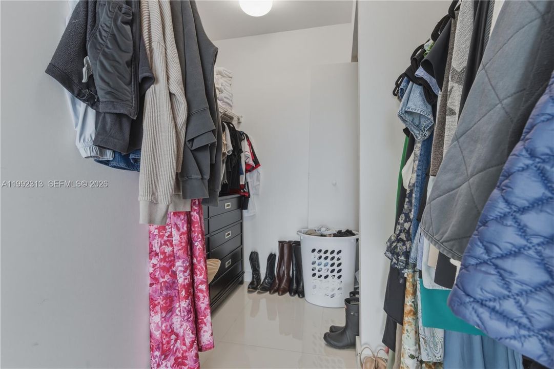 For Sale: $430,000 (1 beds, 1 baths, 663 Square Feet)
