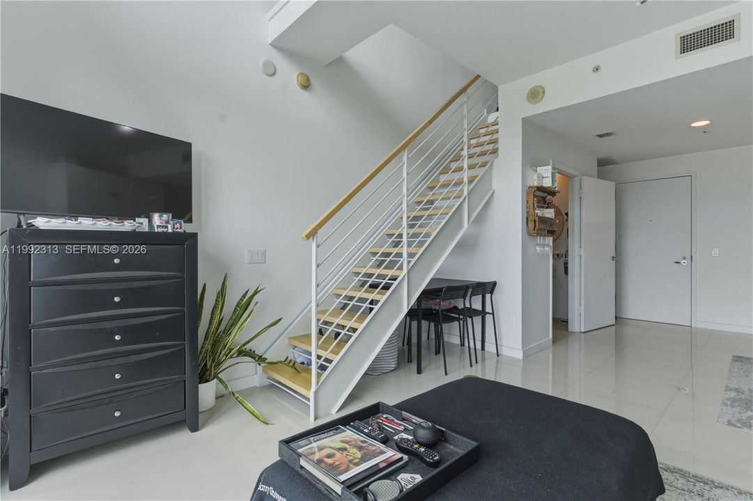 For Sale: $430,000 (1 beds, 1 baths, 663 Square Feet)