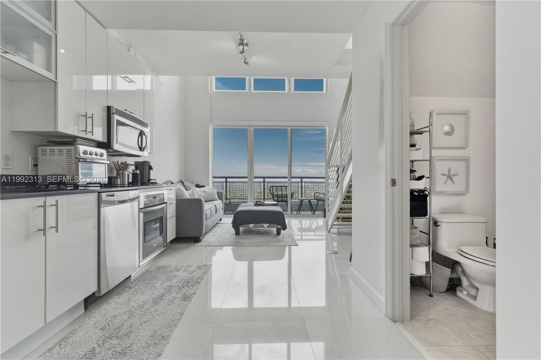 For Sale: $430,000 (1 beds, 1 baths, 663 Square Feet)