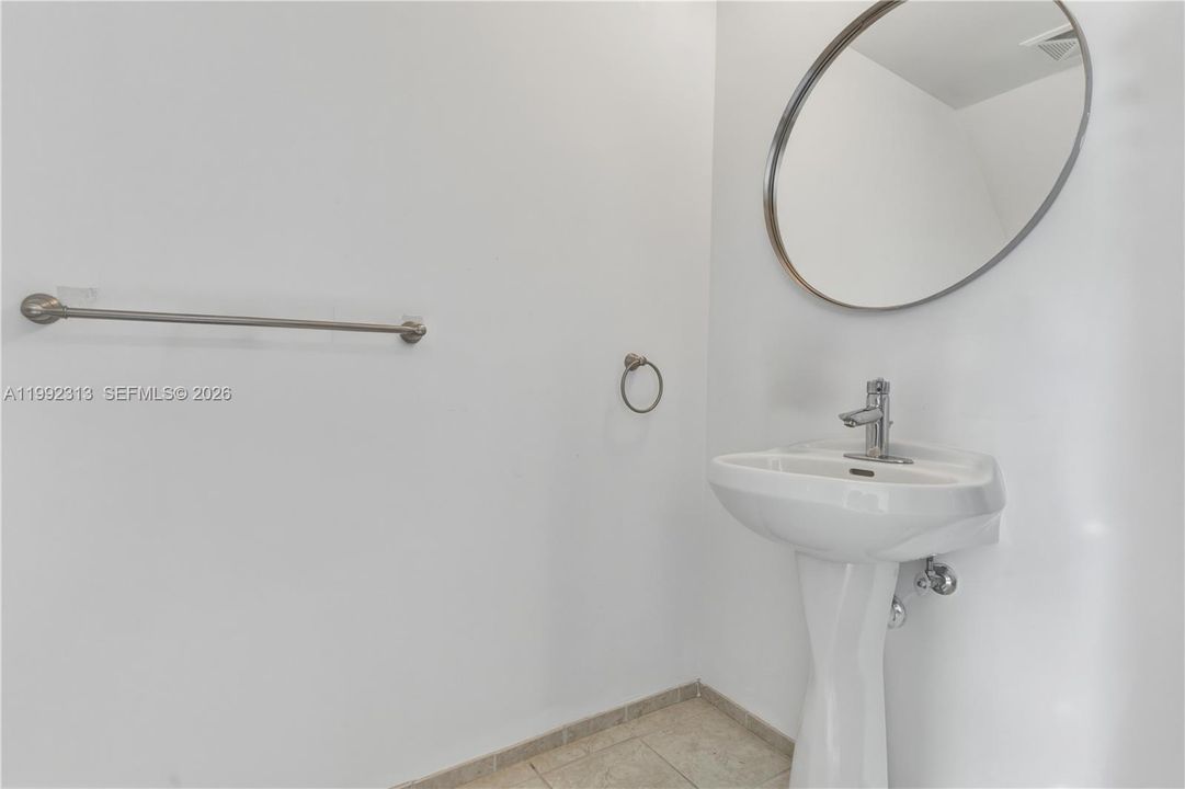 For Sale: $430,000 (1 beds, 1 baths, 663 Square Feet)