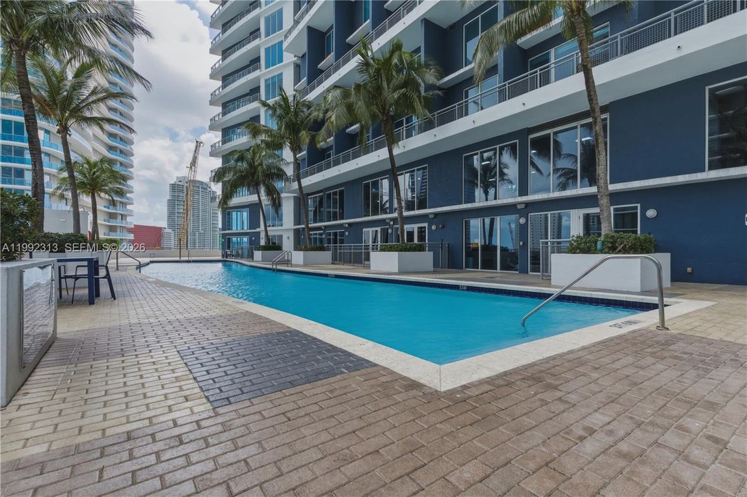 For Sale: $430,000 (1 beds, 1 baths, 663 Square Feet)