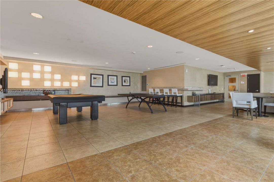 For Sale: $430,000 (1 beds, 1 baths, 663 Square Feet)