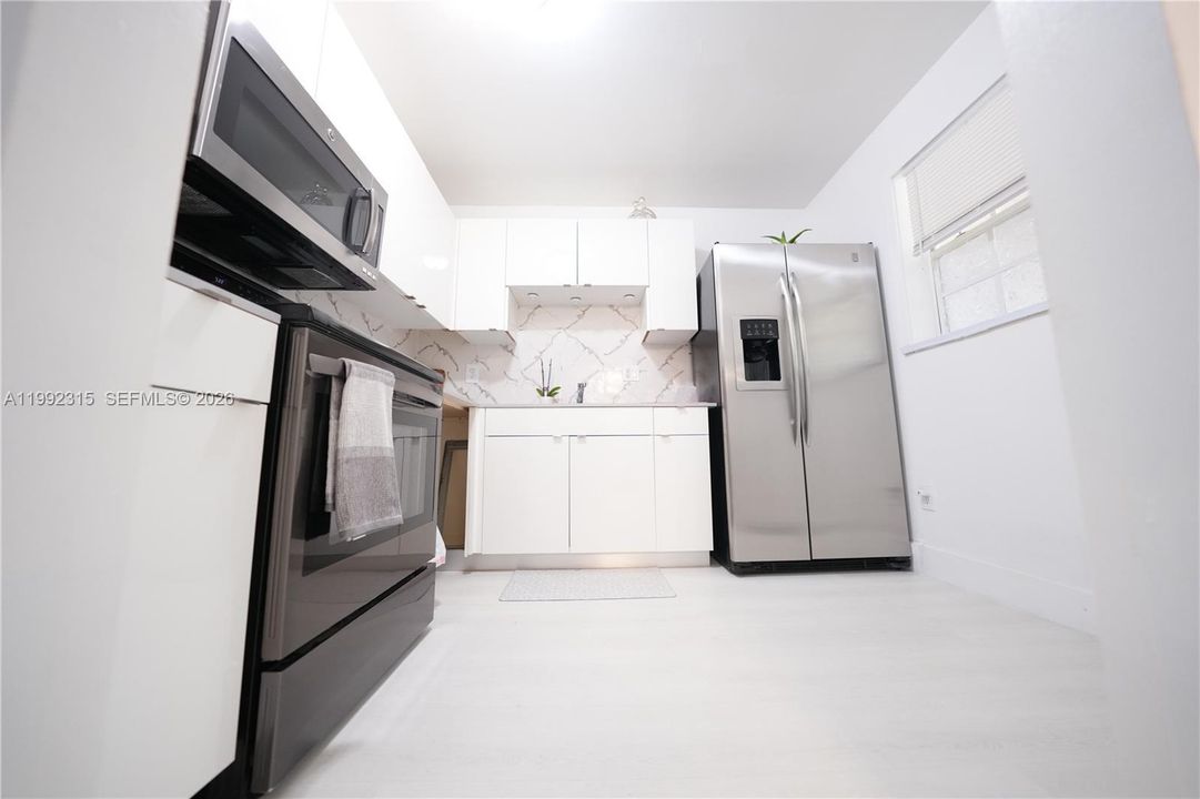 For Sale: $235,000 (1 beds, 1 baths, 806 Square Feet)