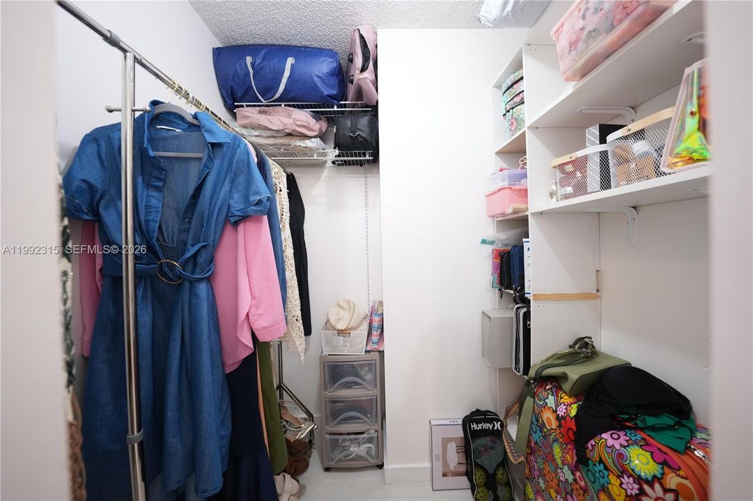 For Sale: $235,000 (1 beds, 1 baths, 806 Square Feet)