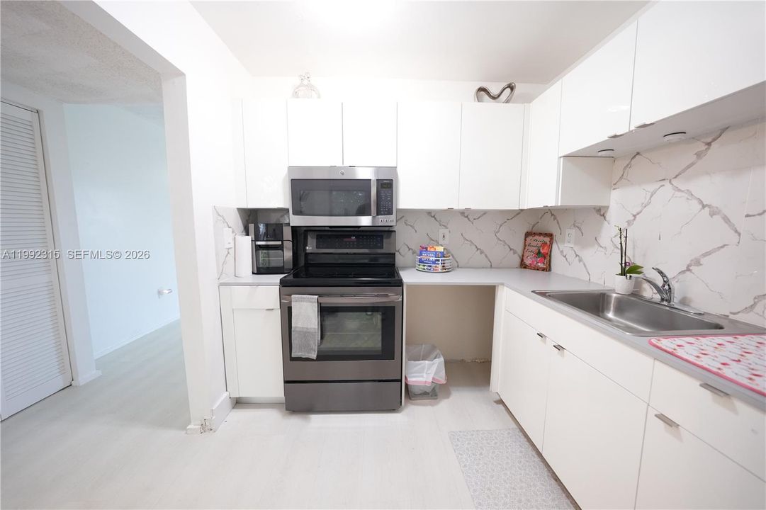 For Sale: $235,000 (1 beds, 1 baths, 806 Square Feet)