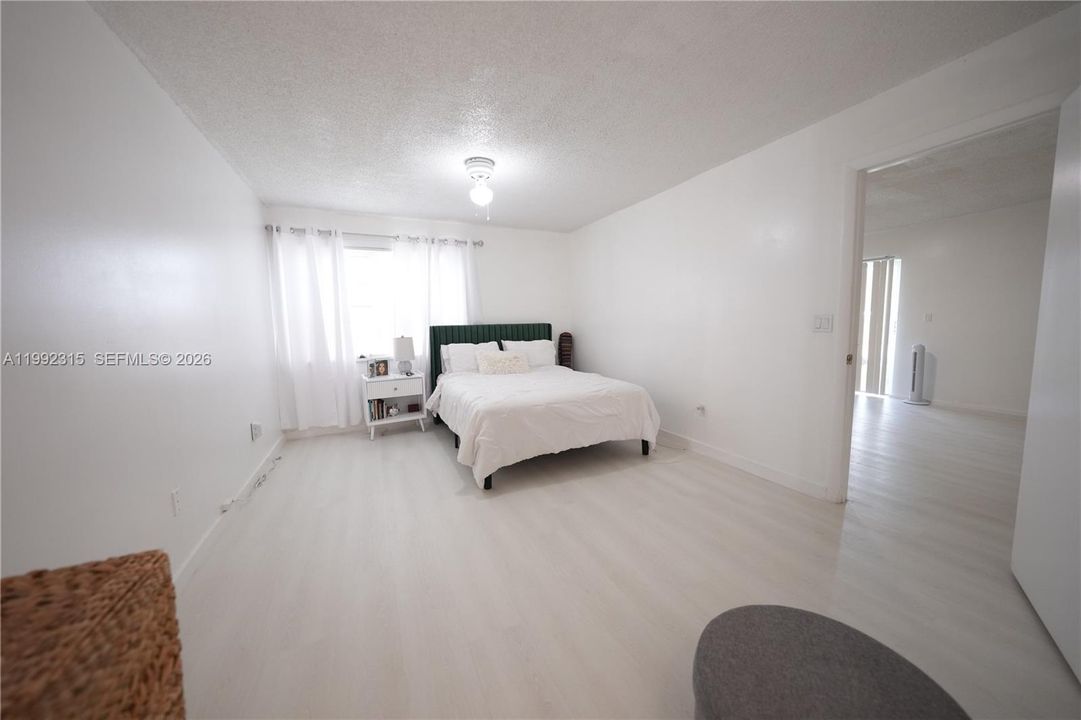 For Sale: $235,000 (1 beds, 1 baths, 806 Square Feet)