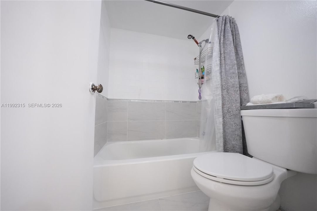 For Sale: $235,000 (1 beds, 1 baths, 806 Square Feet)