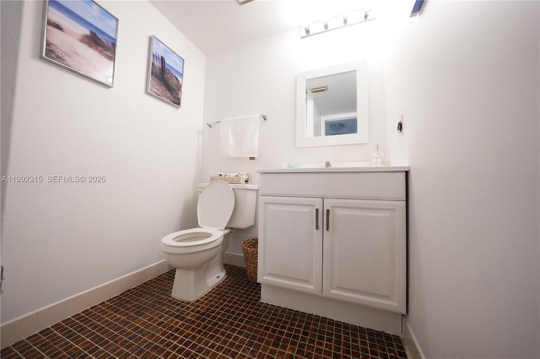 For Sale: $235,000 (1 beds, 1 baths, 806 Square Feet)
