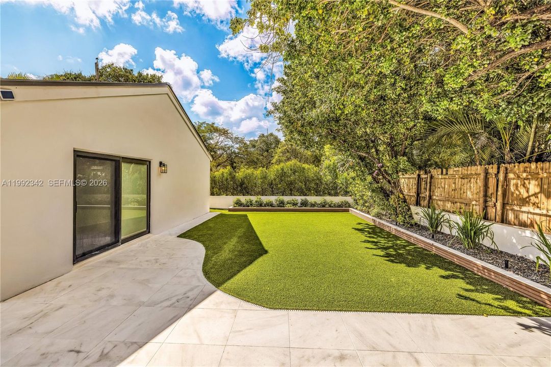 For Sale: $2,150,000 (5 beds, 4 baths, 2985 Square Feet)