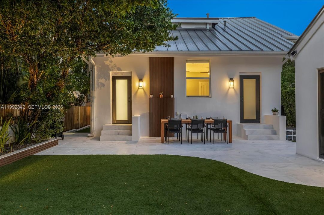 For Sale: $2,150,000 (5 beds, 4 baths, 2985 Square Feet)