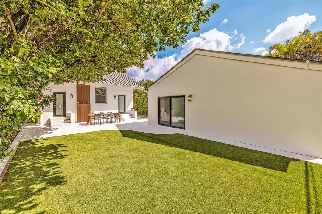 For Sale: $2,150,000 (5 beds, 4 baths, 2985 Square Feet)