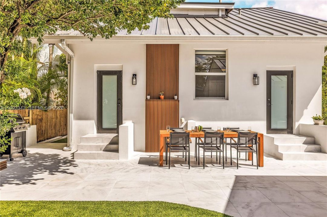 For Sale: $2,150,000 (5 beds, 4 baths, 2985 Square Feet)