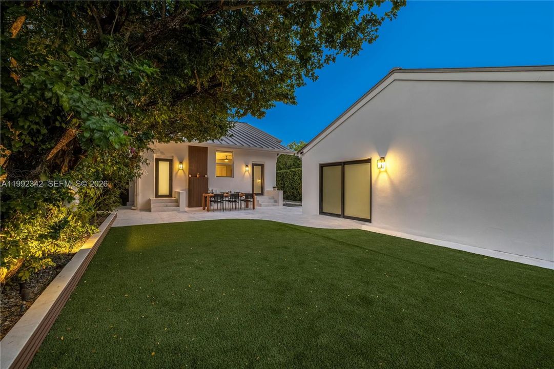 For Sale: $2,150,000 (5 beds, 4 baths, 2985 Square Feet)