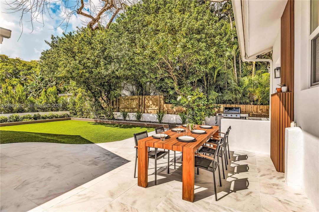 For Sale: $2,150,000 (5 beds, 4 baths, 2985 Square Feet)