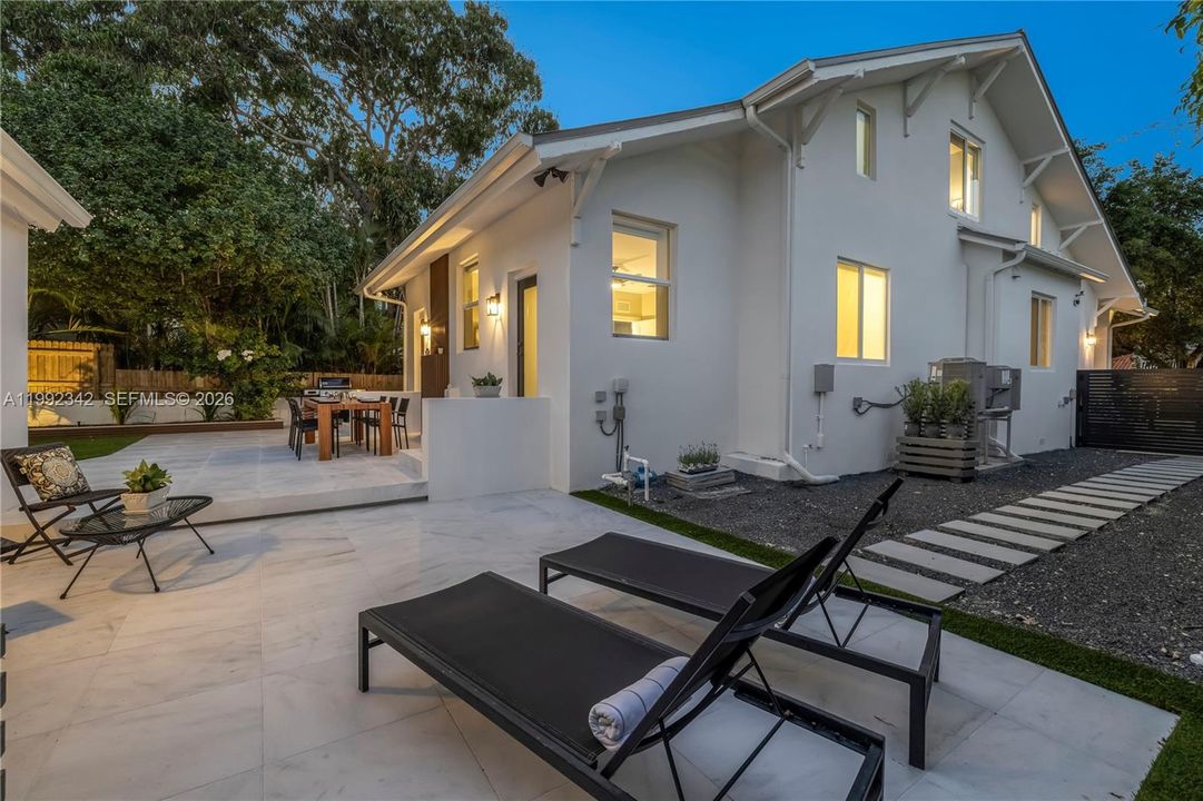 For Sale: $2,150,000 (5 beds, 4 baths, 2985 Square Feet)