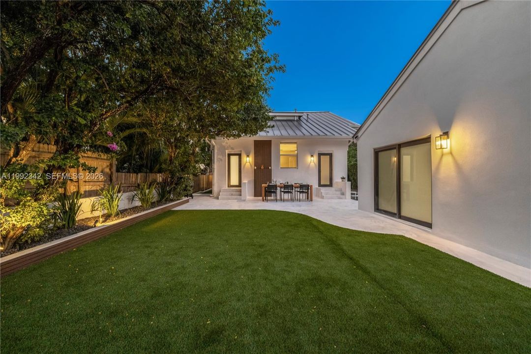 For Sale: $2,150,000 (5 beds, 4 baths, 2985 Square Feet)