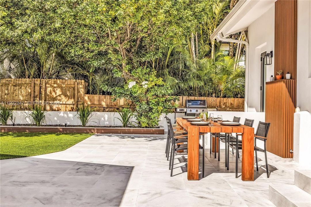 For Sale: $2,150,000 (5 beds, 4 baths, 2985 Square Feet)