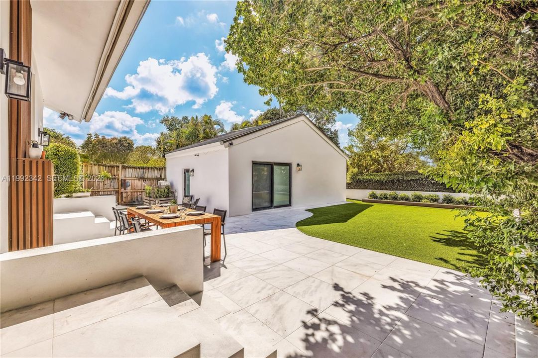 For Sale: $2,150,000 (5 beds, 4 baths, 2985 Square Feet)
