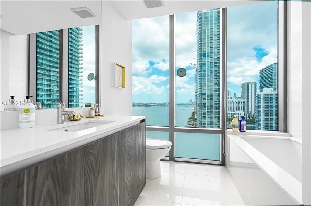 В аренду: $12,500 (3 спален, 3 ванн, 1634 Квадратных фут)