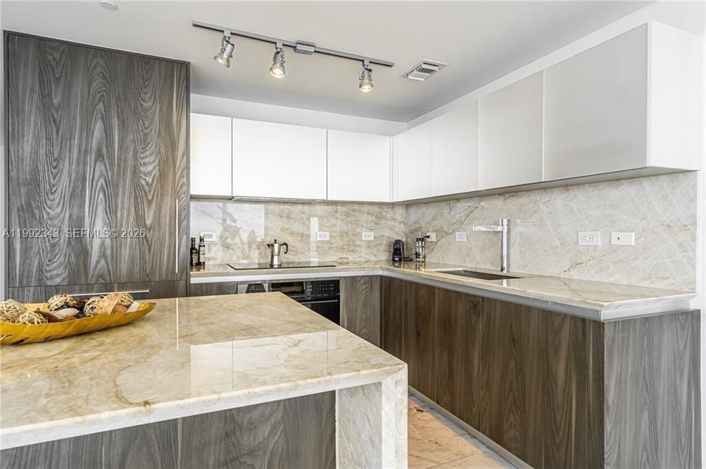 В аренду: $12,500 (3 спален, 3 ванн, 1634 Квадратных фут)