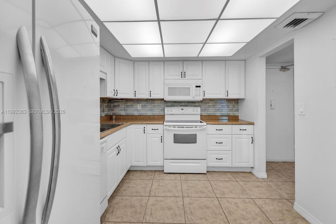 For Sale: $175,000 (1 beds, 1 baths, 1005 Square Feet)