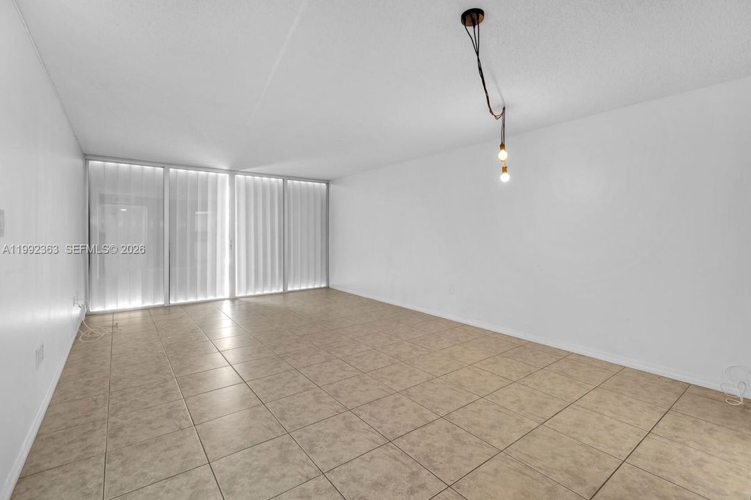 For Sale: $175,000 (1 beds, 1 baths, 1005 Square Feet)