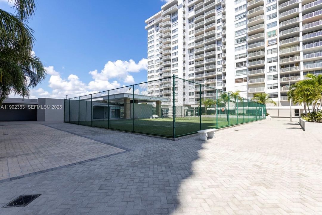 For Sale: $175,000 (1 beds, 1 baths, 1005 Square Feet)