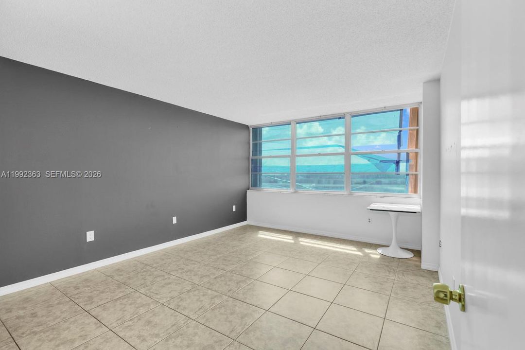 For Sale: $175,000 (1 beds, 1 baths, 1005 Square Feet)