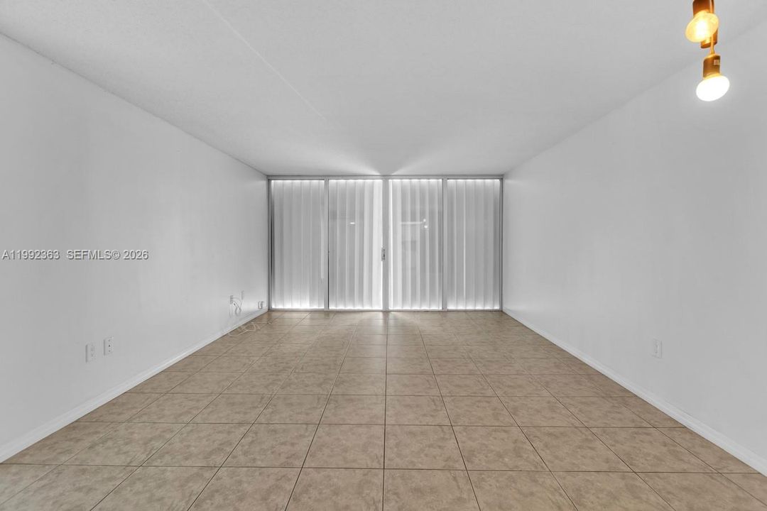 For Sale: $175,000 (1 beds, 1 baths, 1005 Square Feet)