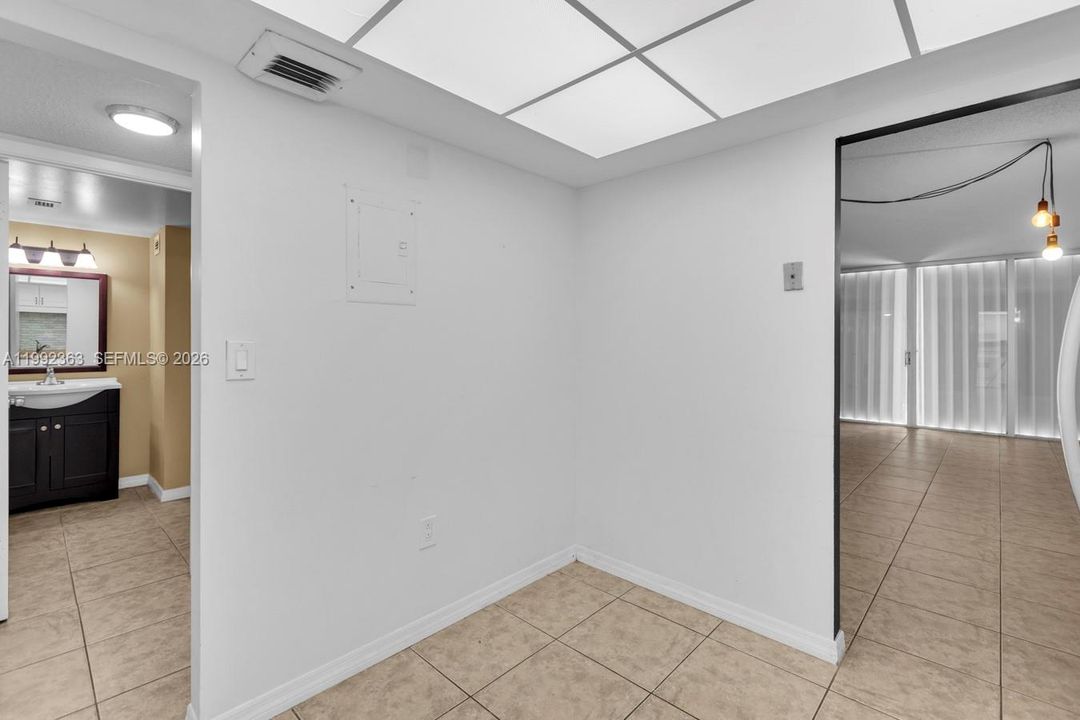 For Sale: $175,000 (1 beds, 1 baths, 1005 Square Feet)
