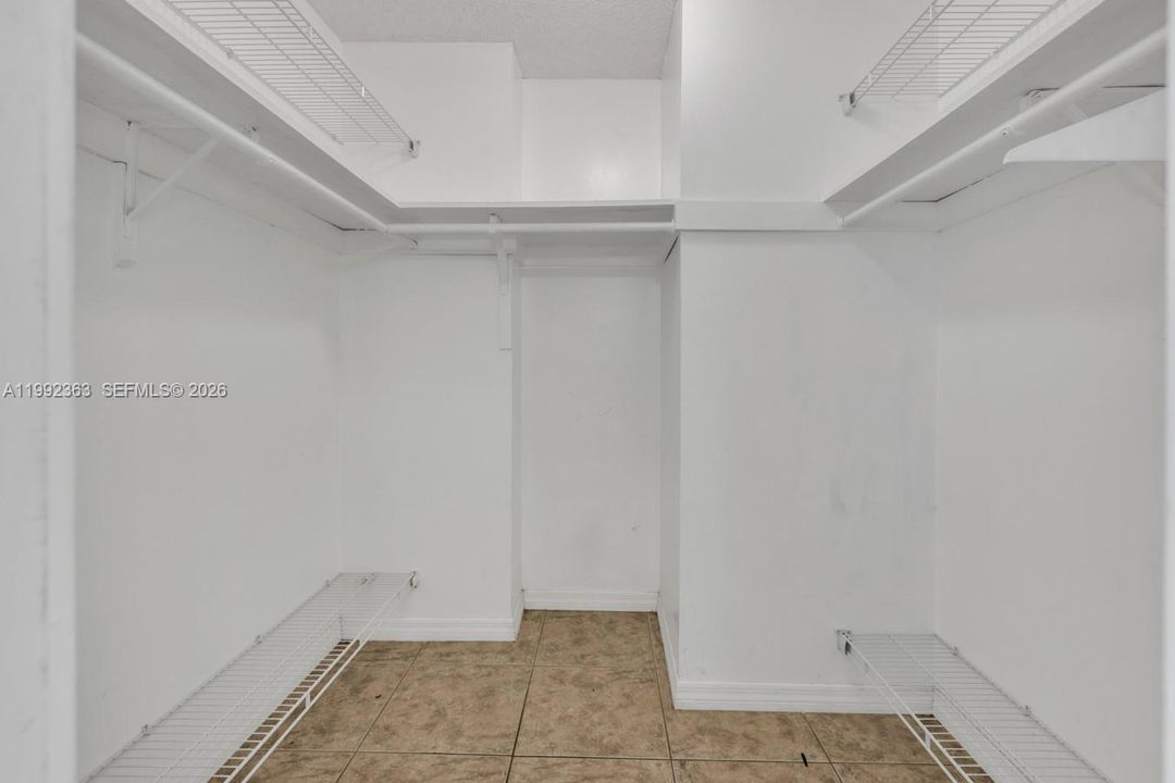 For Sale: $175,000 (1 beds, 1 baths, 1005 Square Feet)