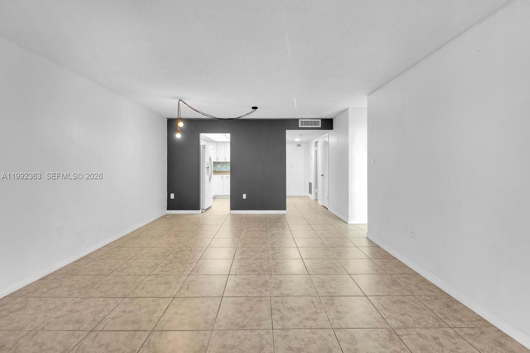 For Sale: $175,000 (1 beds, 1 baths, 1005 Square Feet)
