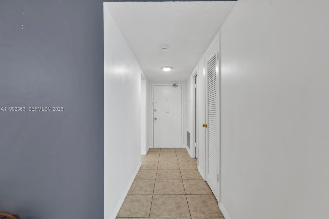 For Sale: $175,000 (1 beds, 1 baths, 1005 Square Feet)