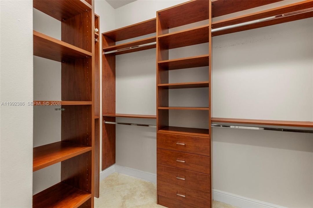 Activo con contrato: $1,299,000 (5 camas, 4 baños, 3818 Pies cuadrados)