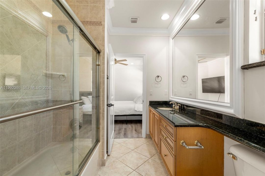 Activo con contrato: $1,299,000 (5 camas, 4 baños, 3818 Pies cuadrados)